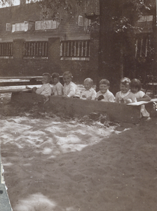 502147 Afbeelding van enkele spelende kinderen op het schoolplein van de Fröbelschool Ondiep 63 te Utrecht; op de ...